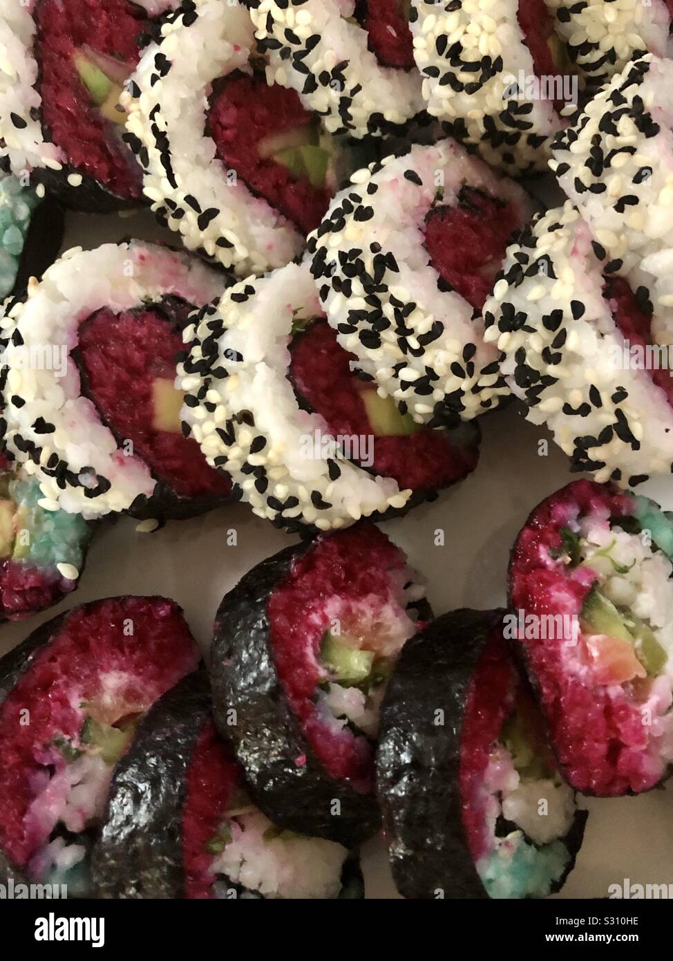 Selbst kreiertes und zubereitetes Sushi in verschiedenen Geschmacksrichtungen und Formen Stock Photo