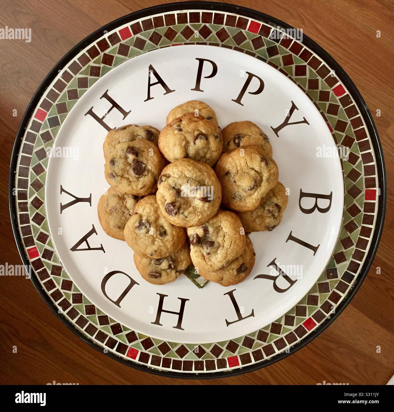 https://c8.alamy.com/comp/S311JY/happy-birthday-chocolate-chip-cookie-platter-S311JY.jpg
