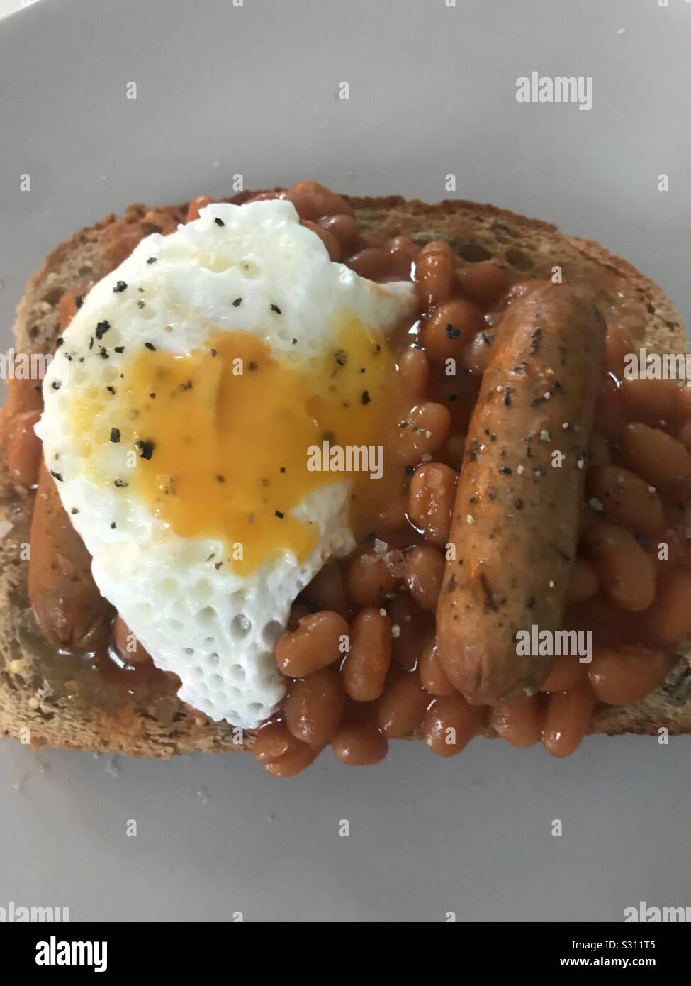 Poached egg beans on toast hires stock photography and images Alamy