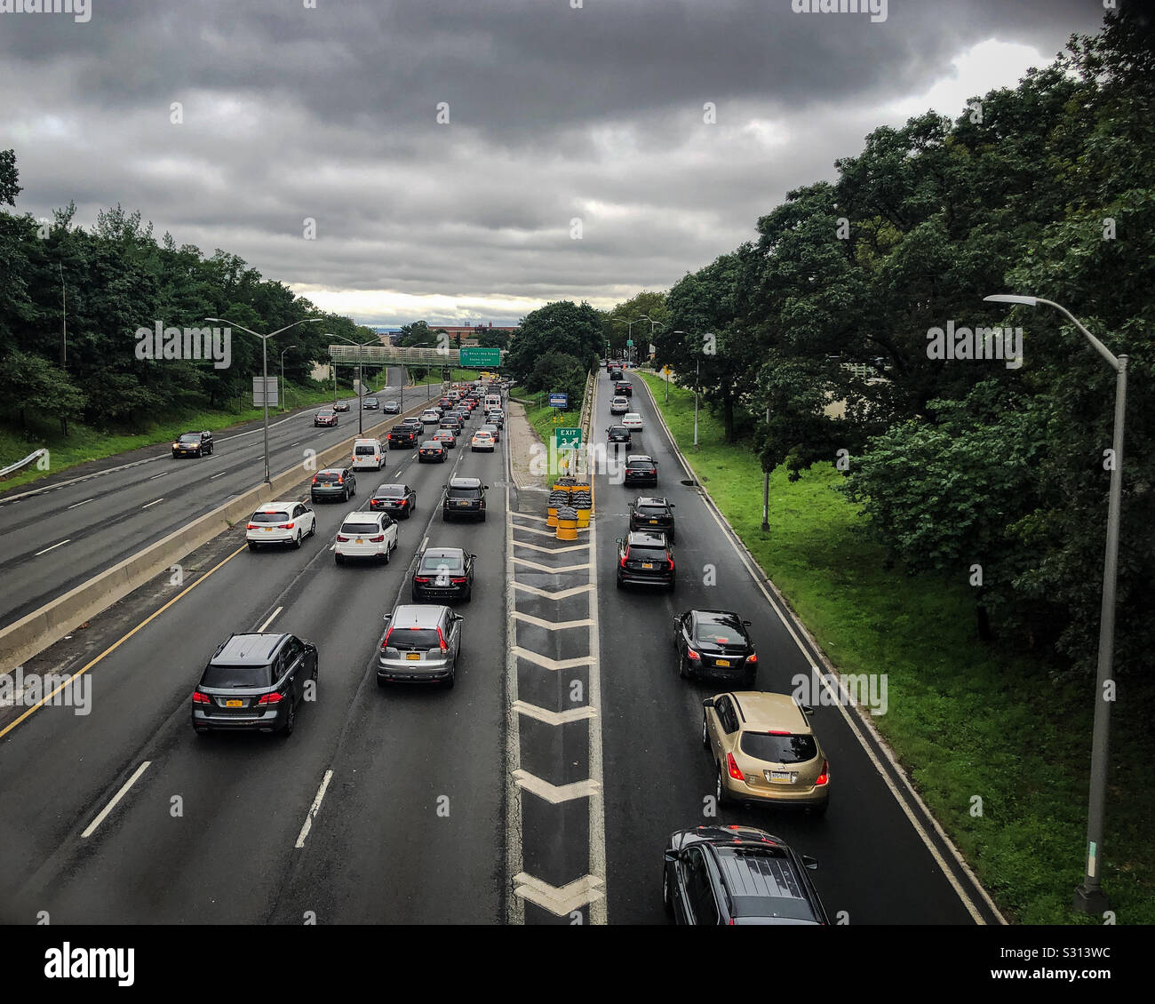 Heavy traffic on Prospect Park highway, direction to downtown Brooklyn and Manhattan Stock Photo