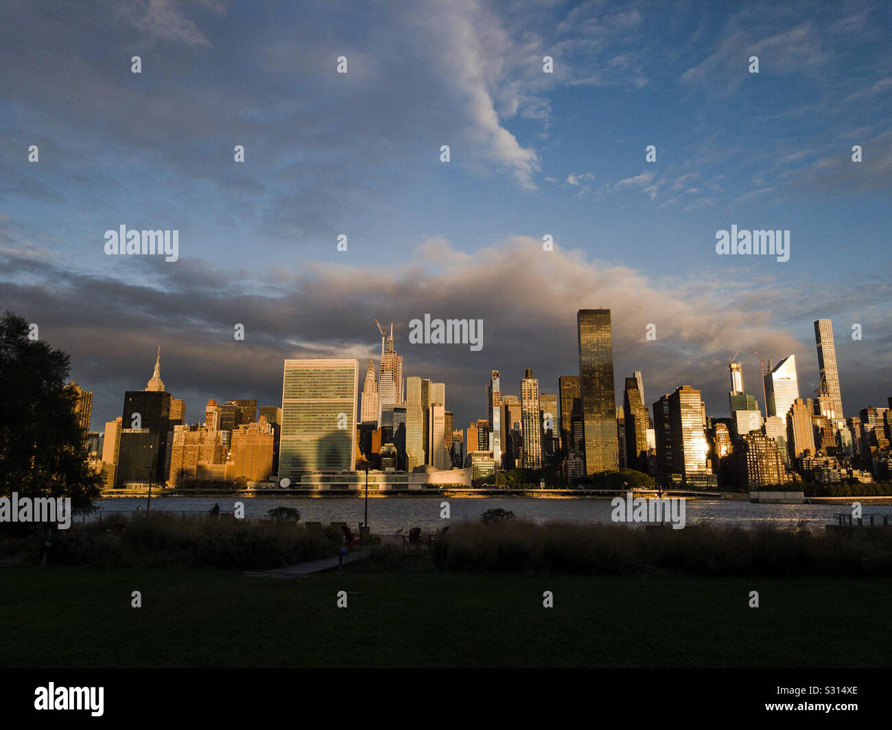 Midtown Manhattan view from the Gantry Place in Long Island City at sunrise Stock Photo