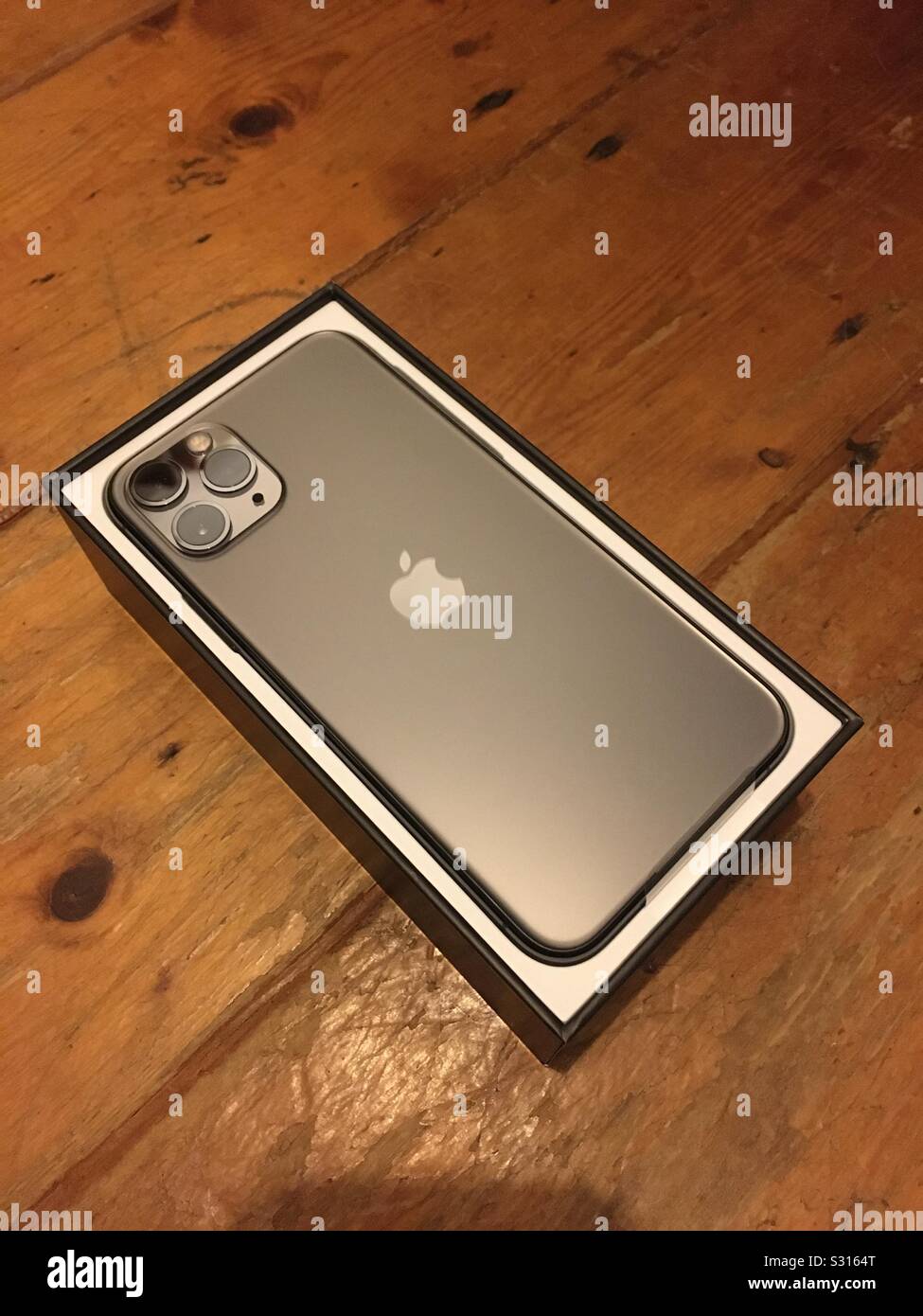 Iphone 11 pro hires stock photography and images Alamy