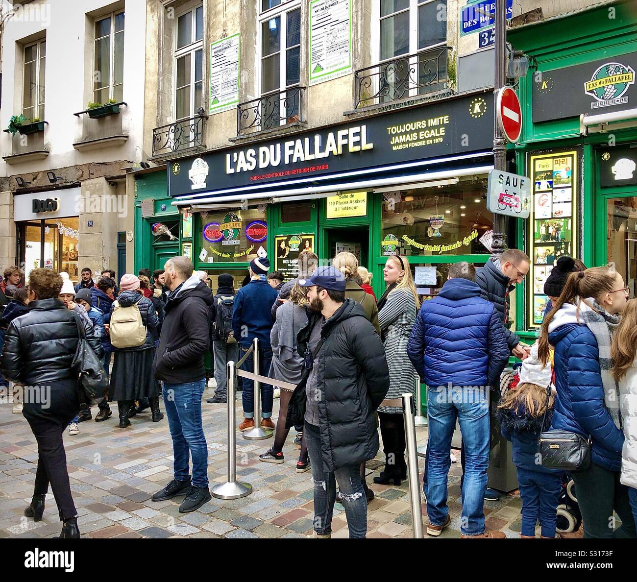 Traditional queue of customers at « L’As du Fallafel » restaurant in Le Marais, Paris, France. Stock Photo