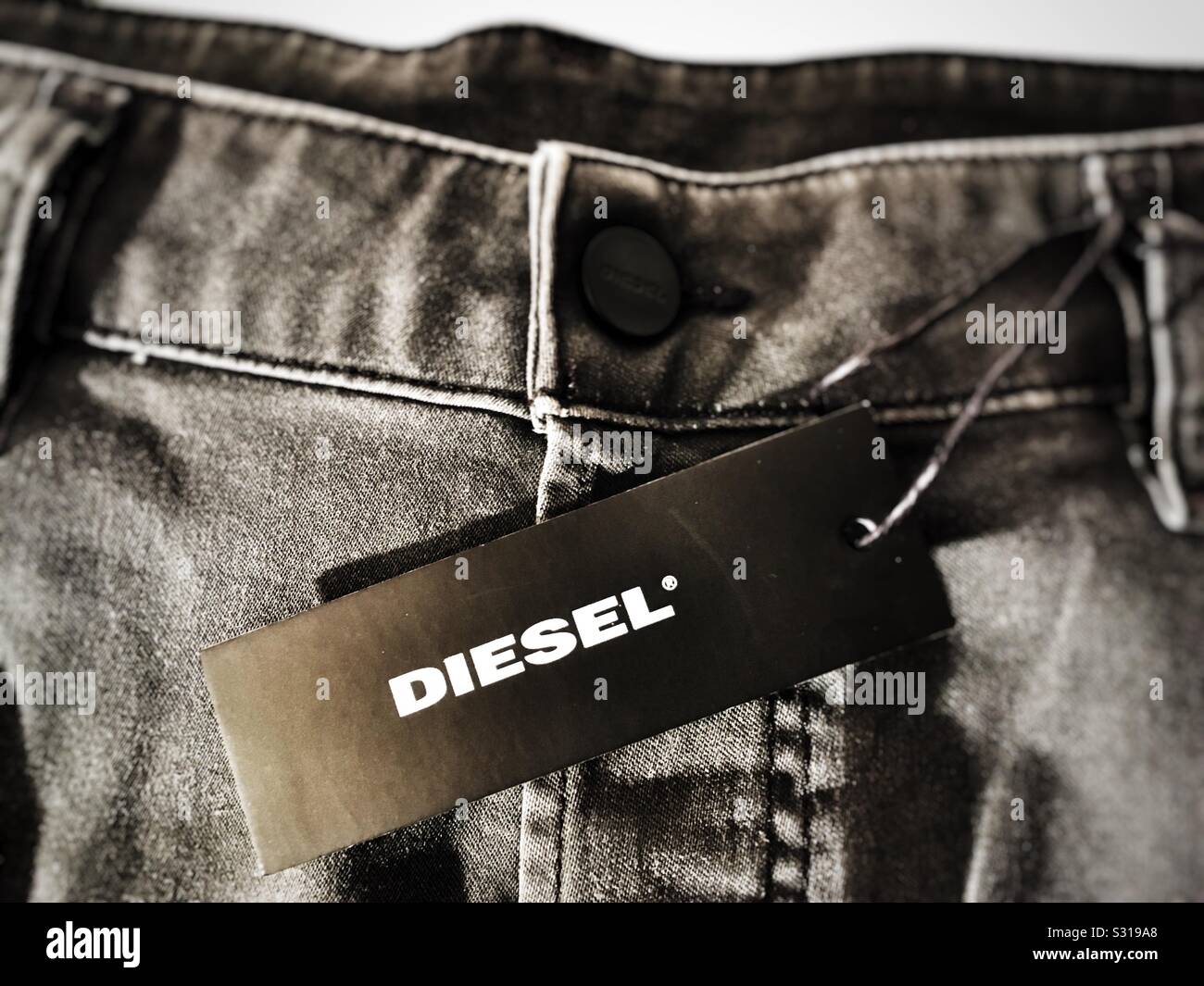 Jeans Diesel para hombre Fotografía de stock - Alamy