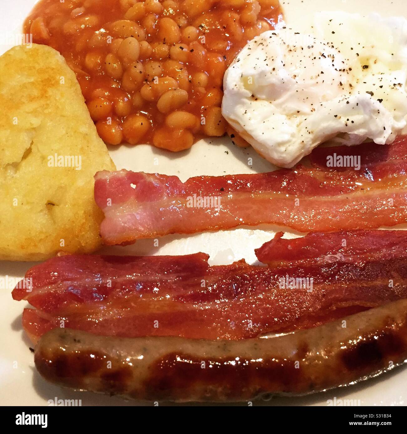 Bacon and eggs baked beans hash browns hi-res stock photography and