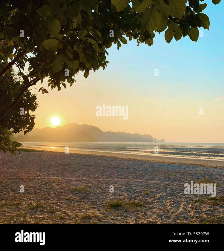 Sunrise thailand beach hi-res stock photography and images - Alamy