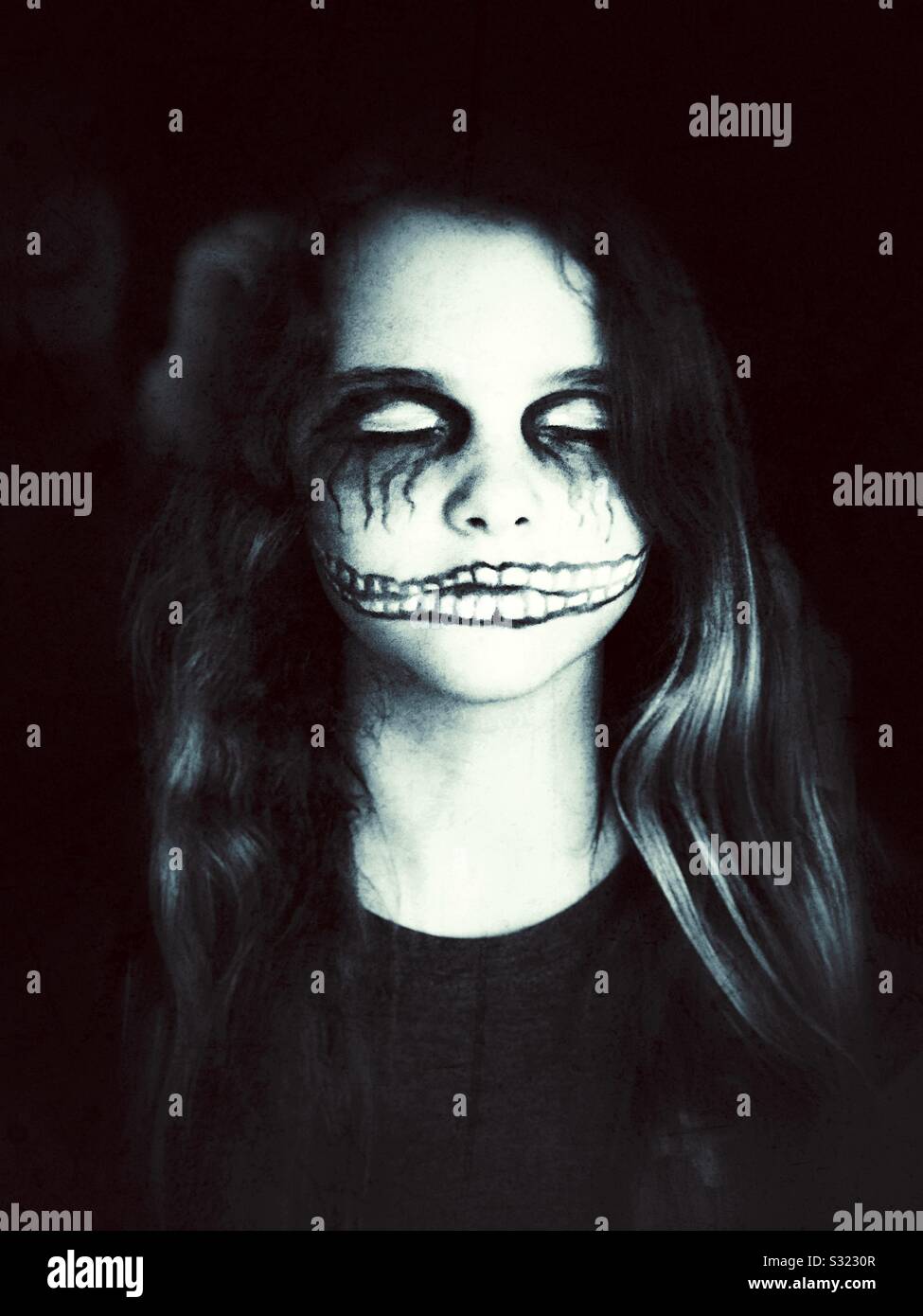 Creepy girl hi-res stock photography and images - Alamy