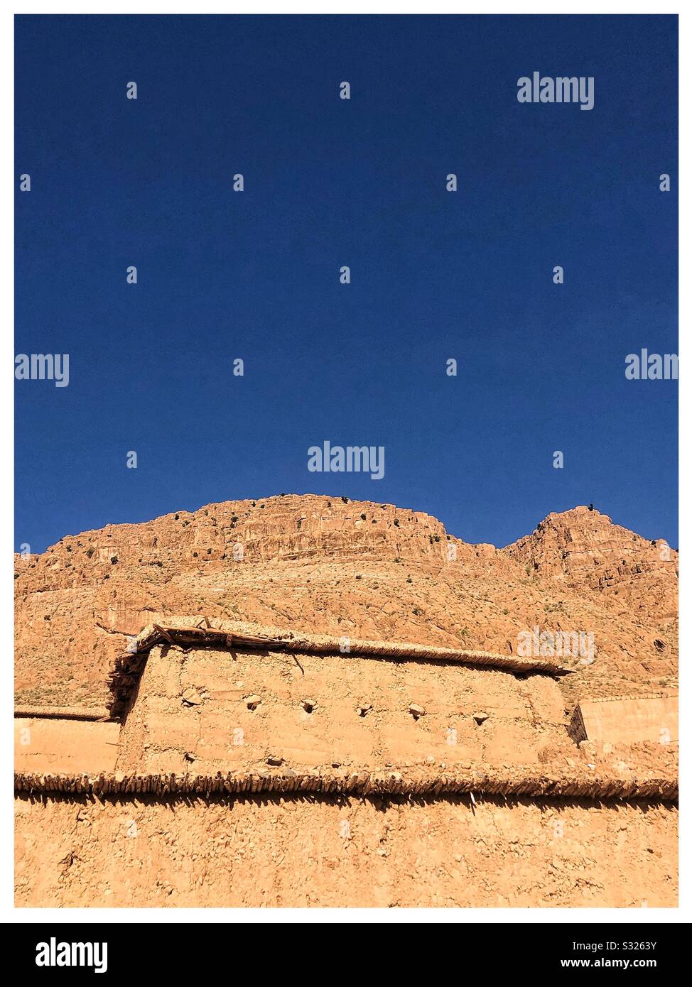 Moroccan rural house in front of mountain Stock Photo
