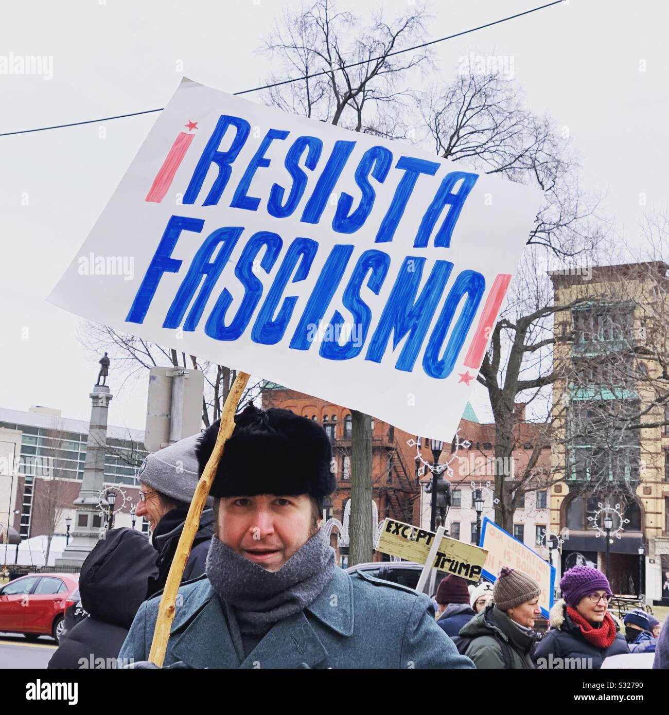 18th January. 2020 Pioneer Valley Women’s March, Springfield, Massachusetts, United States. A man holds a sign that reads “Resista Fascismo!” (“Resist Fascism!”) Stock Photo