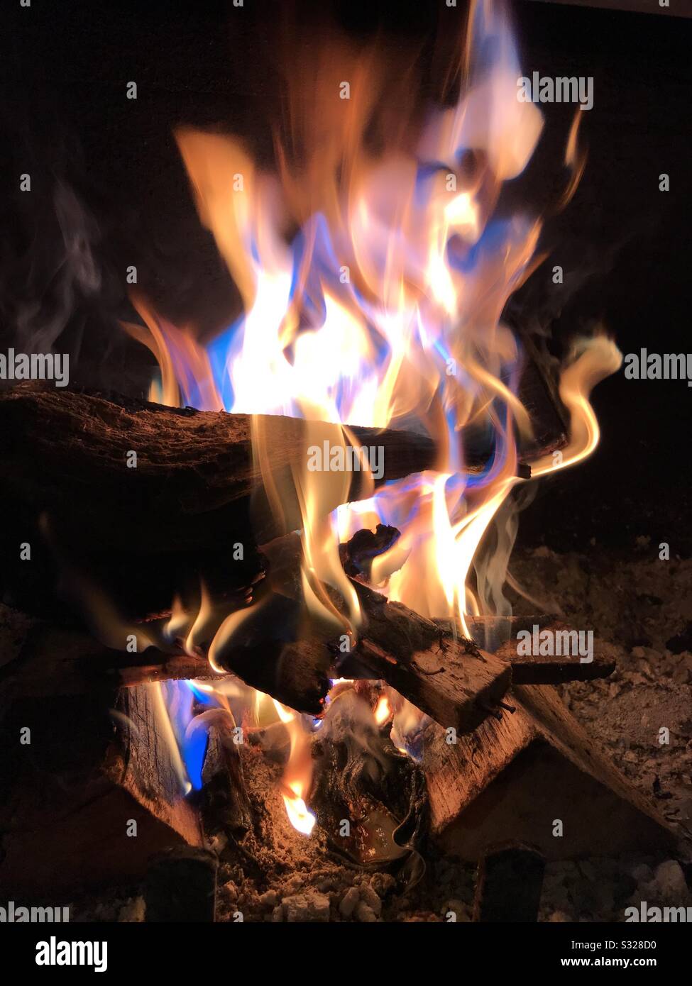 Wood fire with blue flames Stock Photo - Alamy