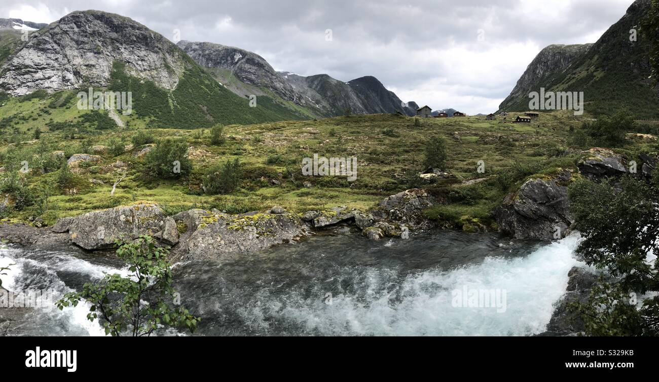 Blick auf einen Bachlauf und die Berglandschaft in Hjelledalen- Norwegen Stock Photo