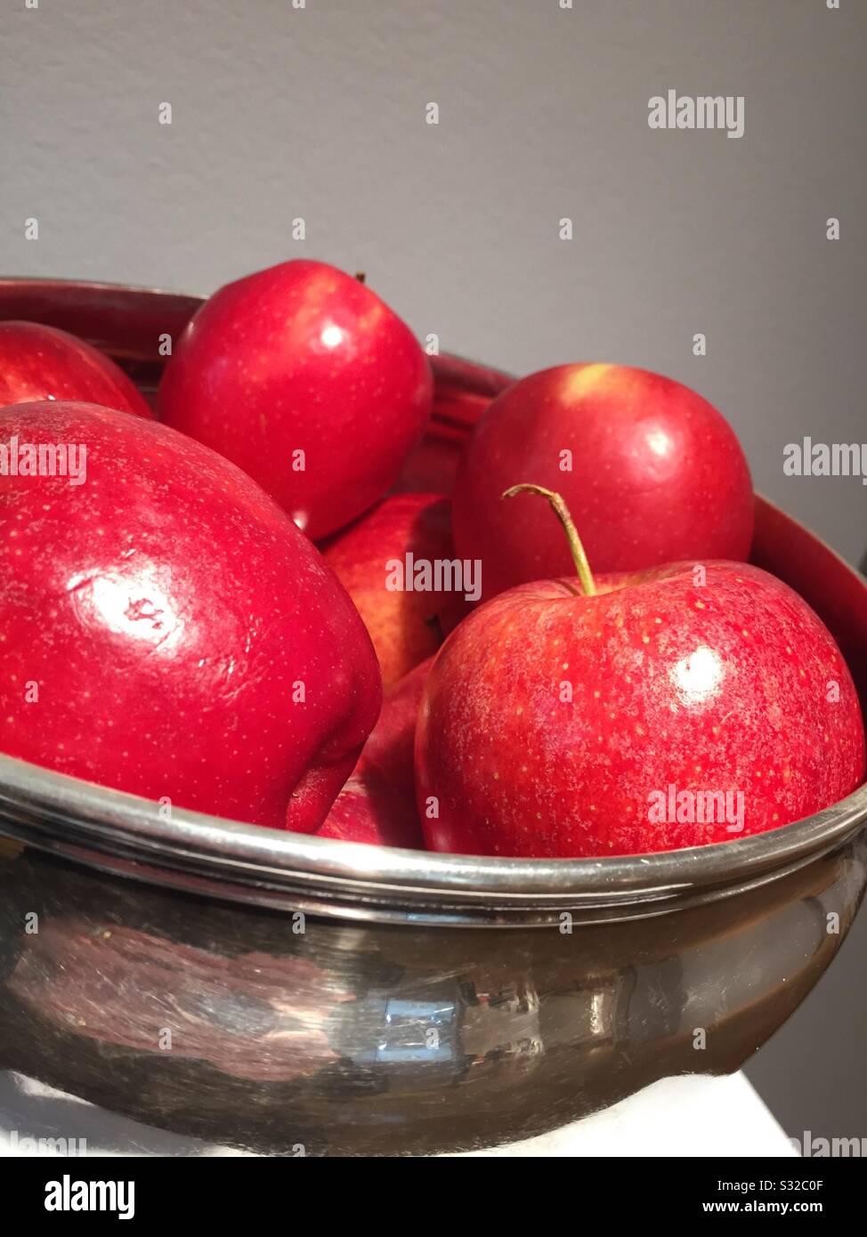 Silver bowl fruit hires stock photography and images Alamy