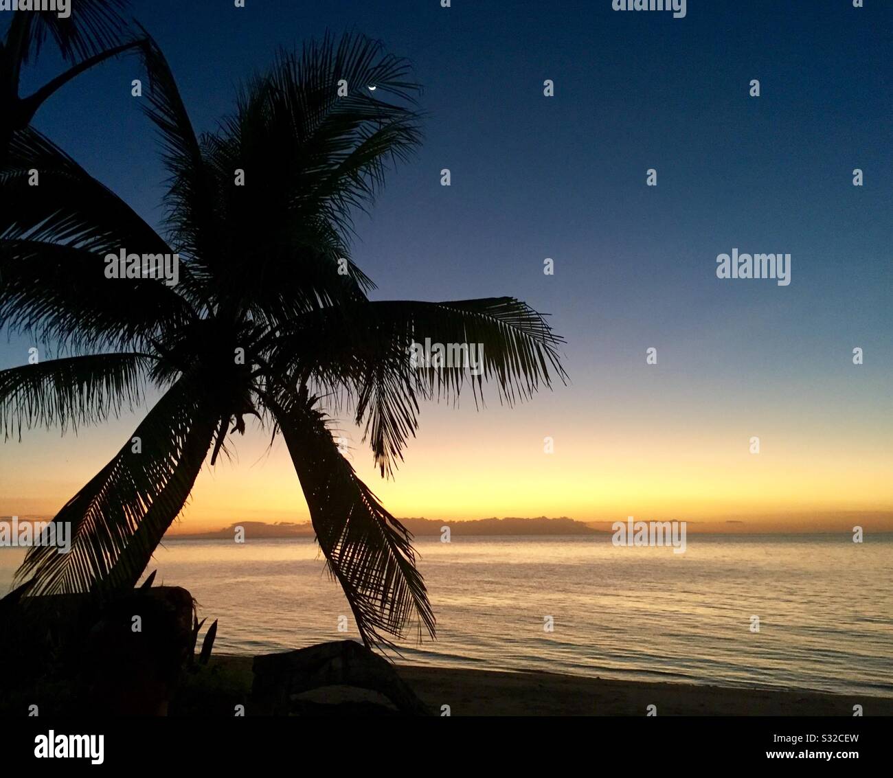 Tropical beach sunset hi-res stock photography and images - Alamy