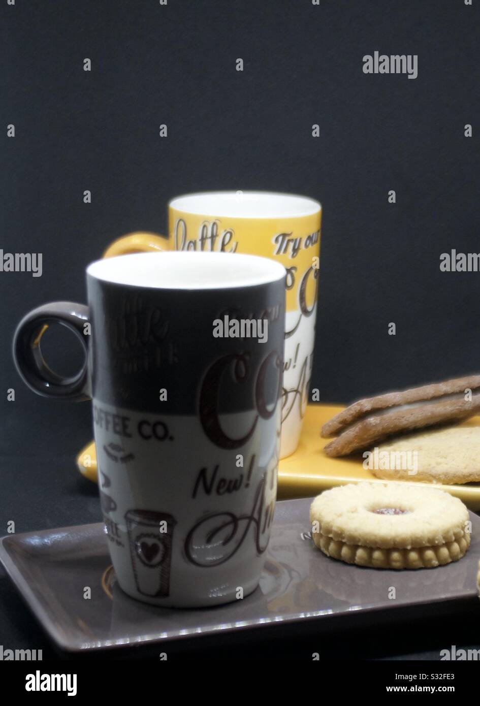 https://c8.alamy.com/comp/S32FE3/espresso-cups-with-saucer-and-biscuits-S32FE3.jpg