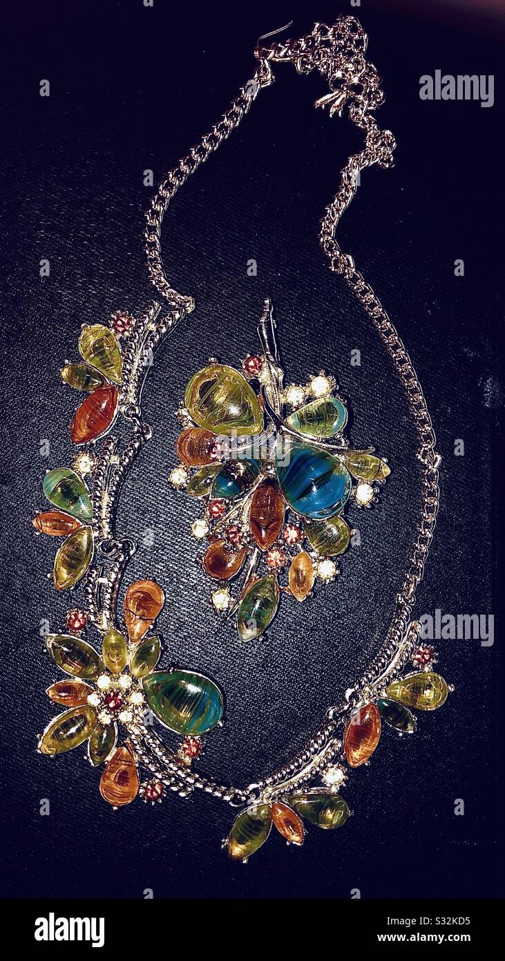 Costume jewellery hires stock photography and images Alamy