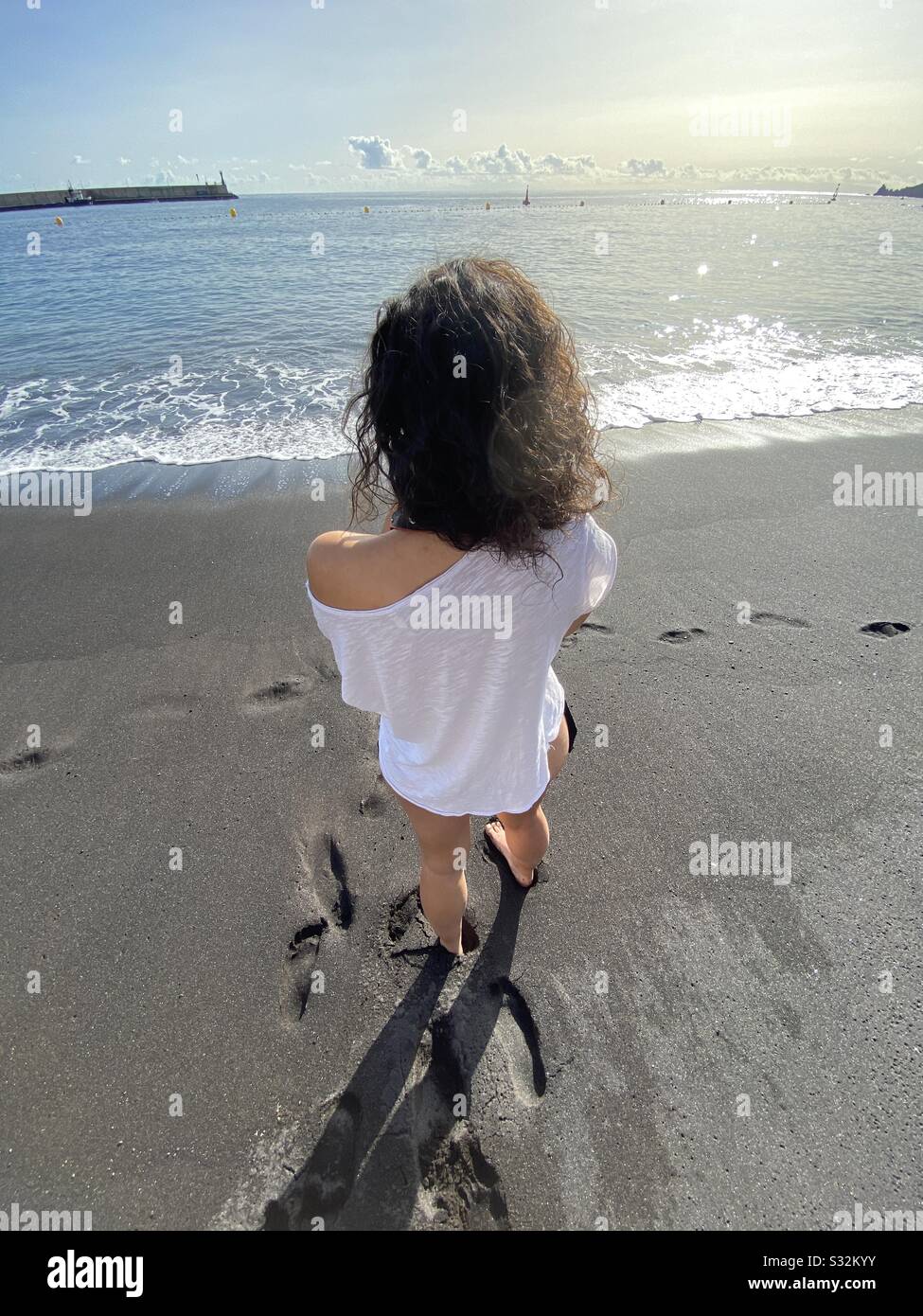 Chica en un momento de relax en una playa canaria en sus vacaciones Stock Photo