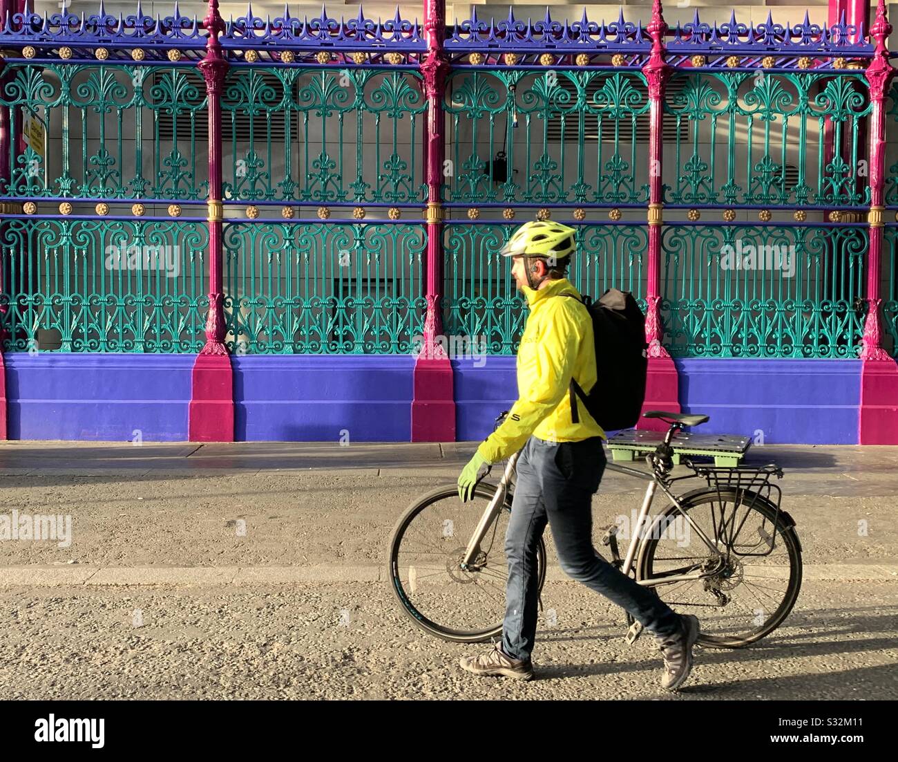 Man in high vis jacket hi-res stock photography and images - Alamy