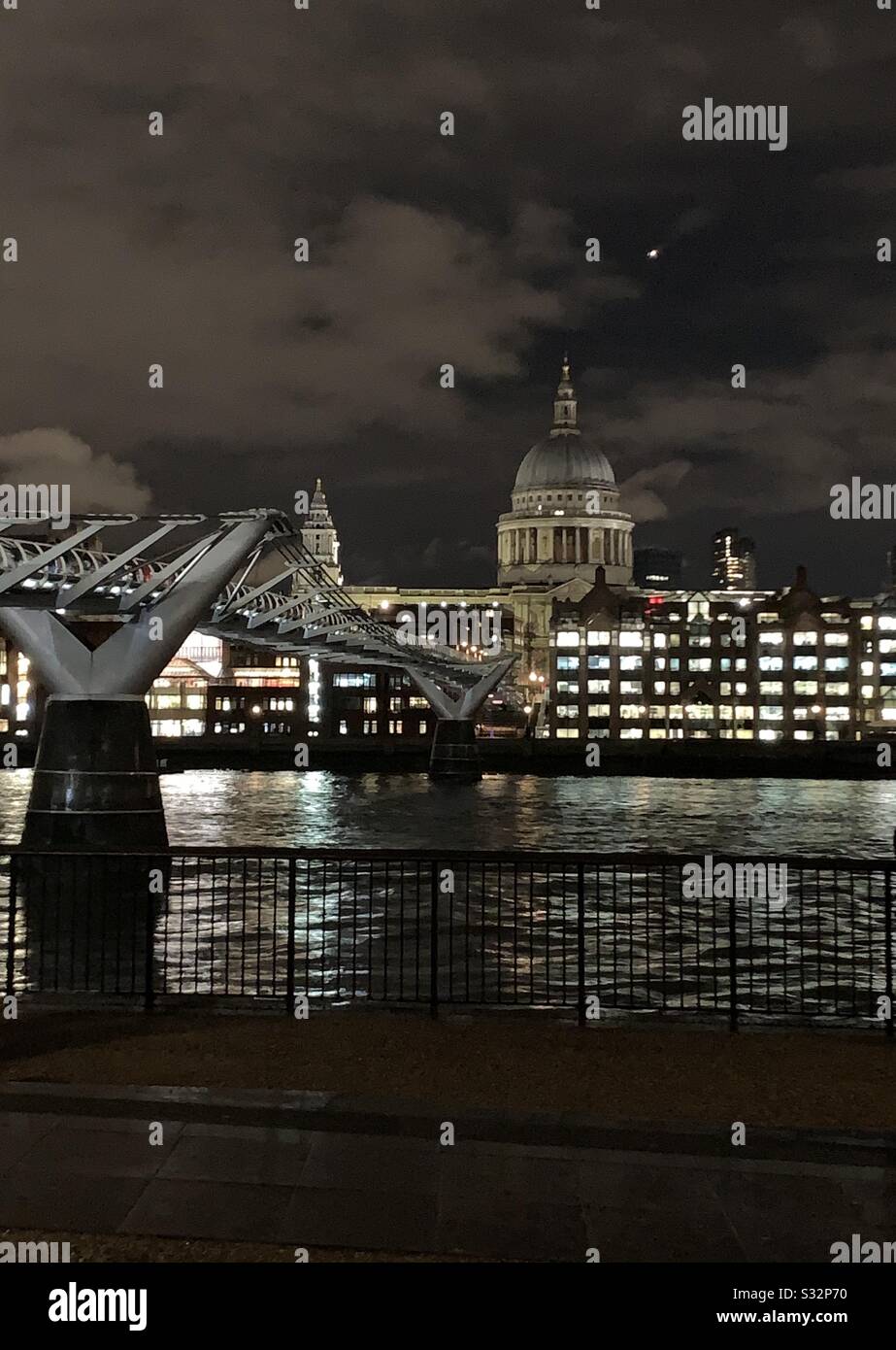 St Paul’s Cathedral and the Millennium bridge at night Stock Photo