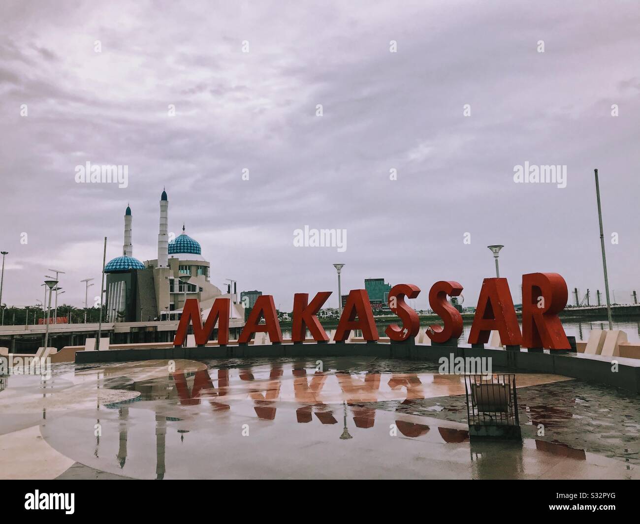 Landmark Makassar, located on Losari Beach and the floating mosque that is the background Stock Photo