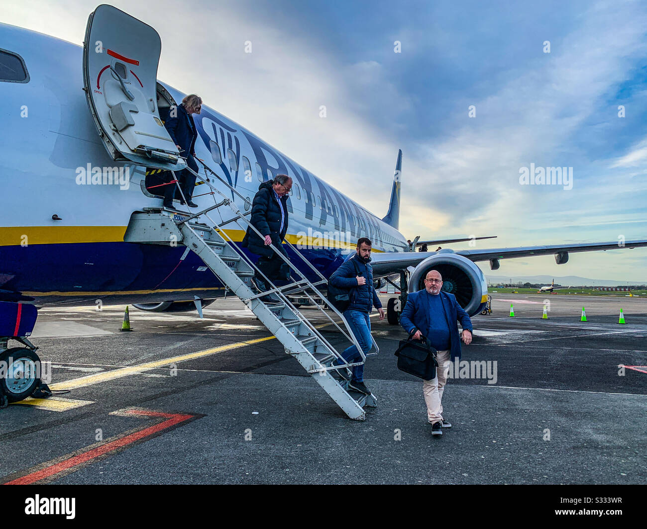Disembarking Ryanair Boeing 737-8AS EI-DHA at Dublin Airport Collinstown Stock Photo
