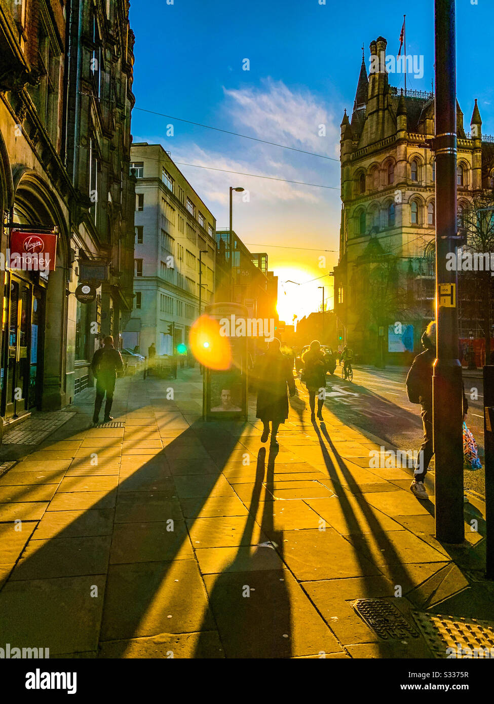 Sun rise on the streets of Manchester City centre Stock Photo - Alamy