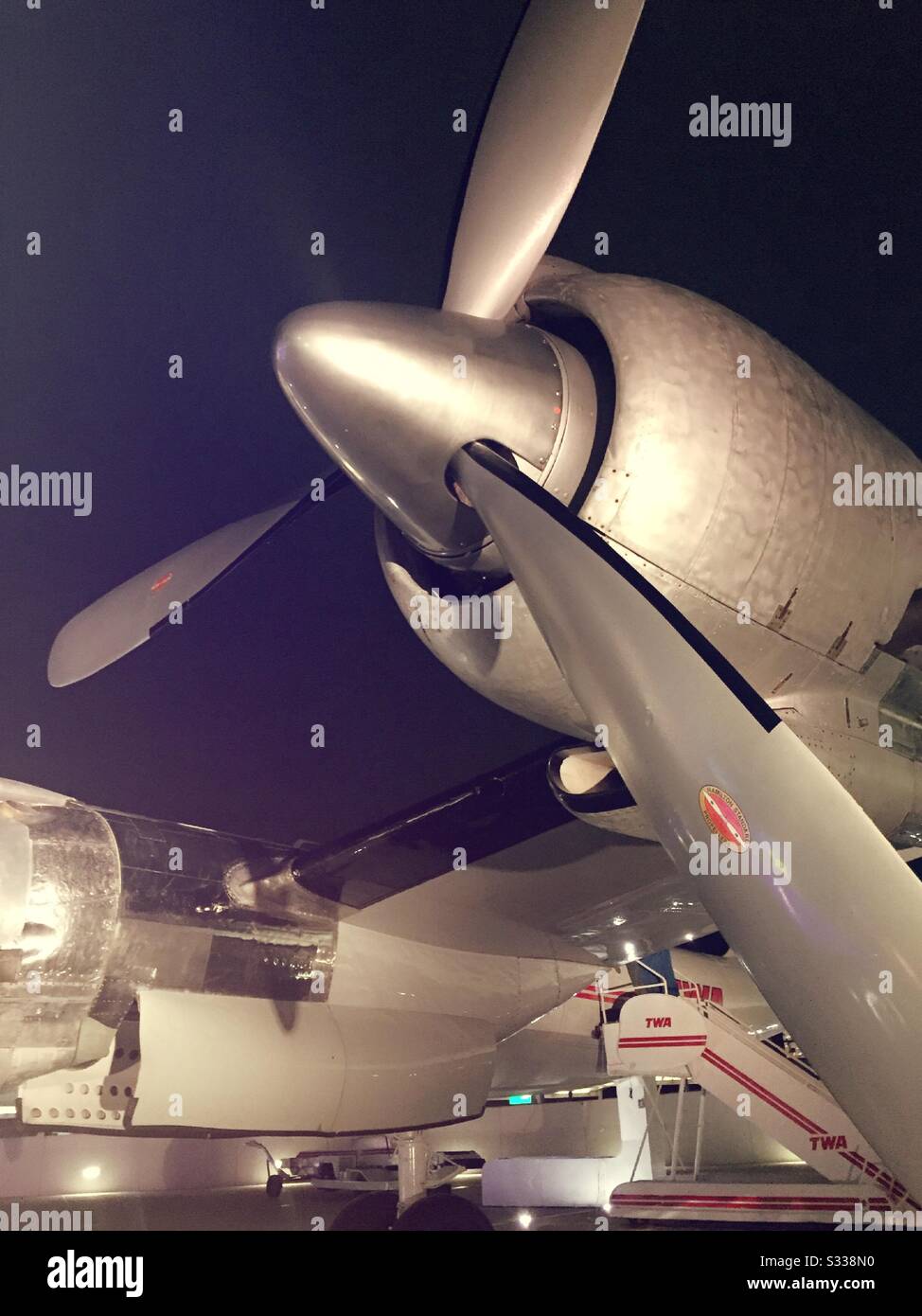 Propeller driven aircraft hires stock photography and images Alamy