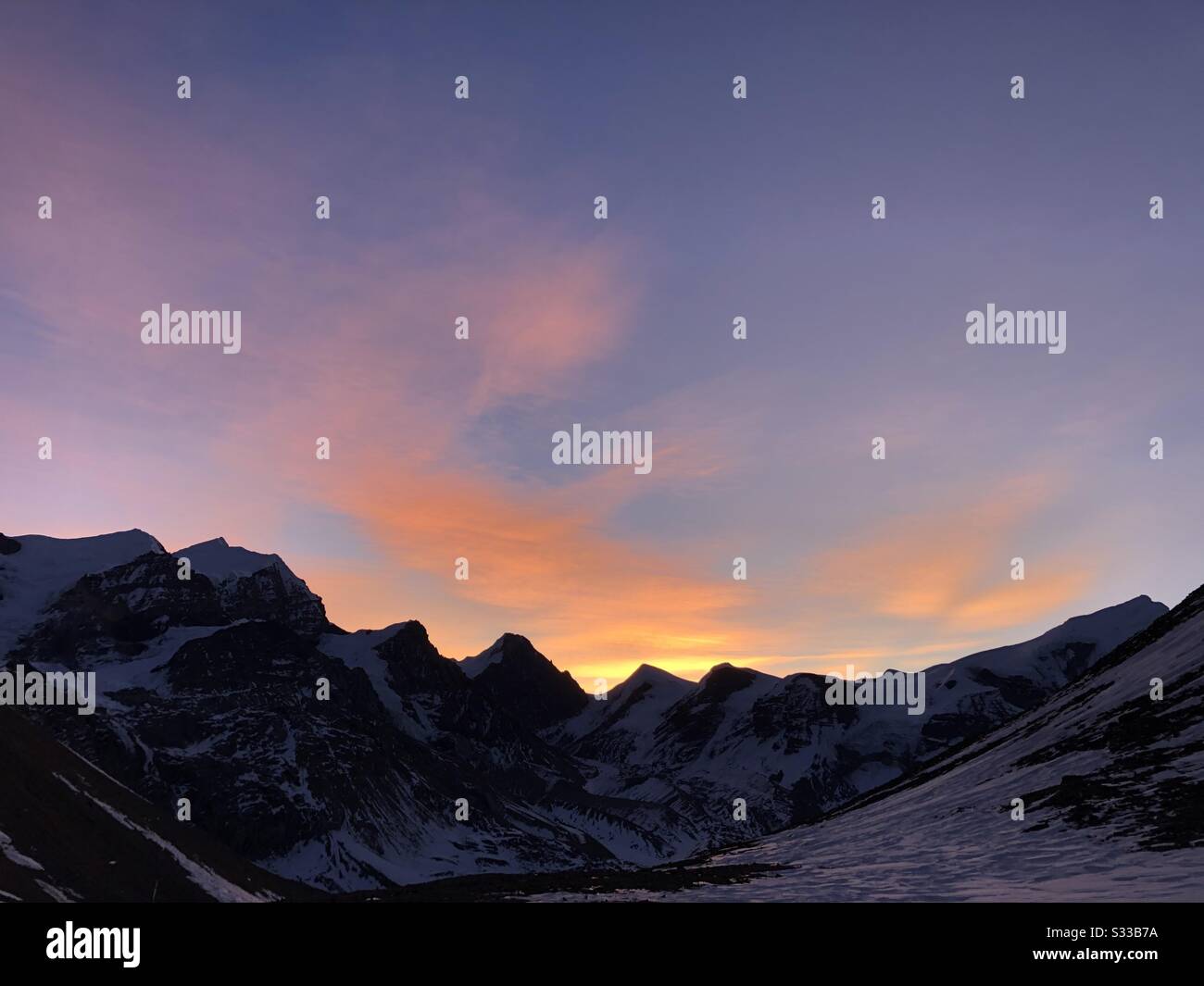 Early morning sunrise behind mountains hi-res stock photography and ...