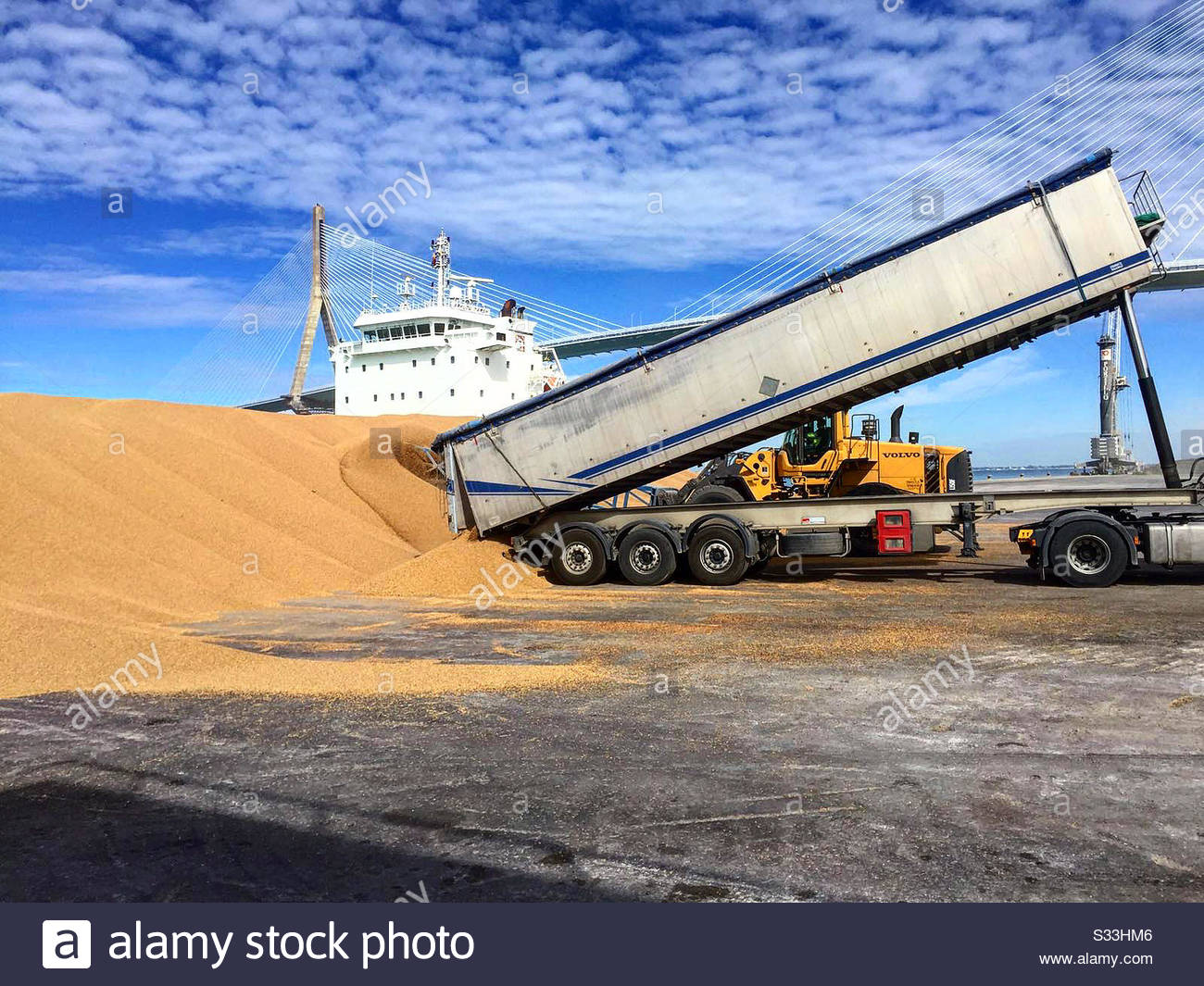 Loading Grain Lorry Stock Photos & Loading Grain Lorry Stock Images Alamy