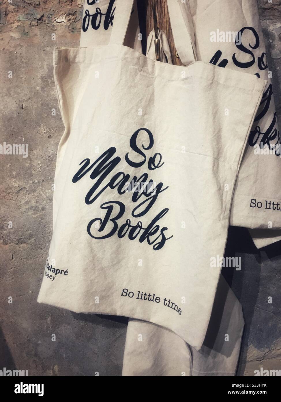 Canvas bag with the slogan 'So Many Books, So Little Time' second hand book shop, Delapre Abbey, Northampton UK - Smartphone Captured Stock Image