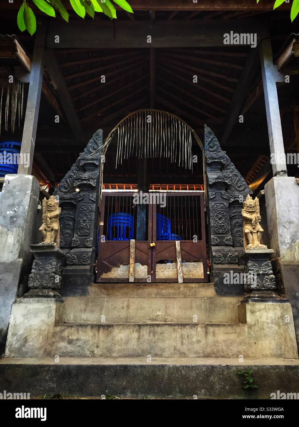 A traditional candi bentar, or split gateway, at the entrance to a community hall, Candidasa, Bali, Indonesia Stock Photo