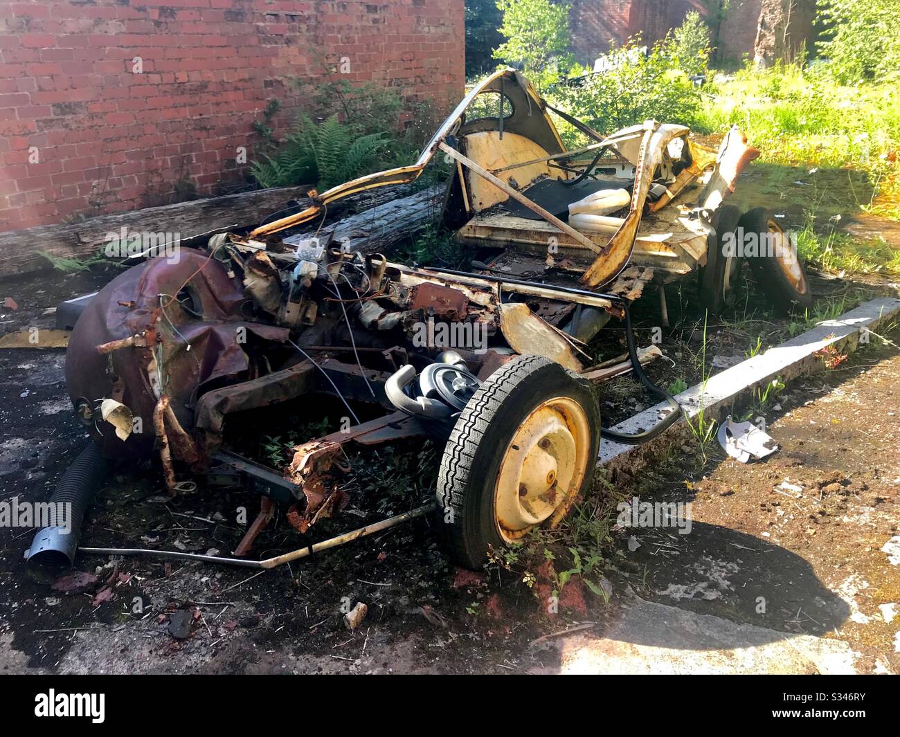 Abandoned cars uk hi-res stock photography and images - Alamy