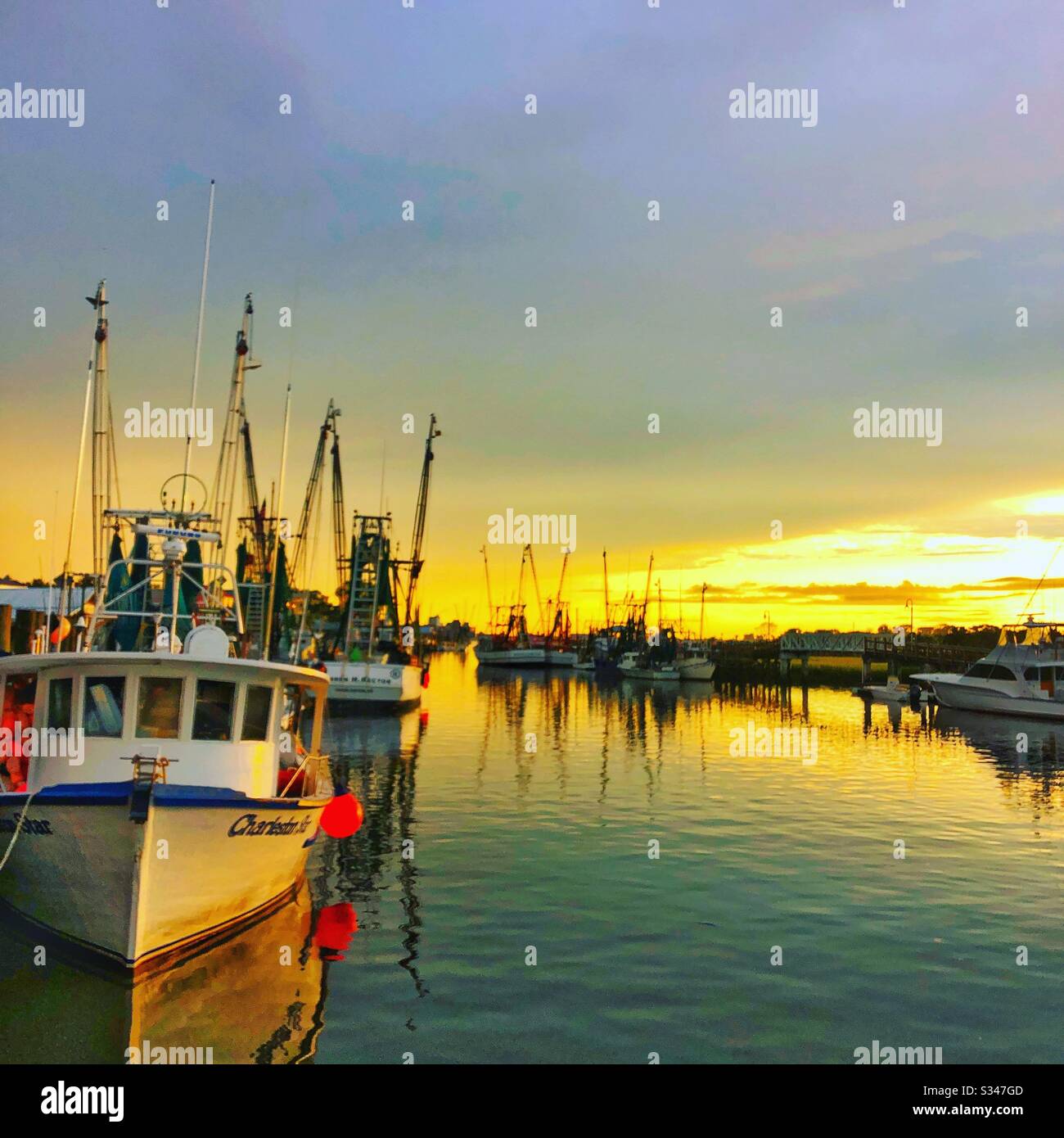 Shrimp boat sunset hi-res stock photography and images - Alamy