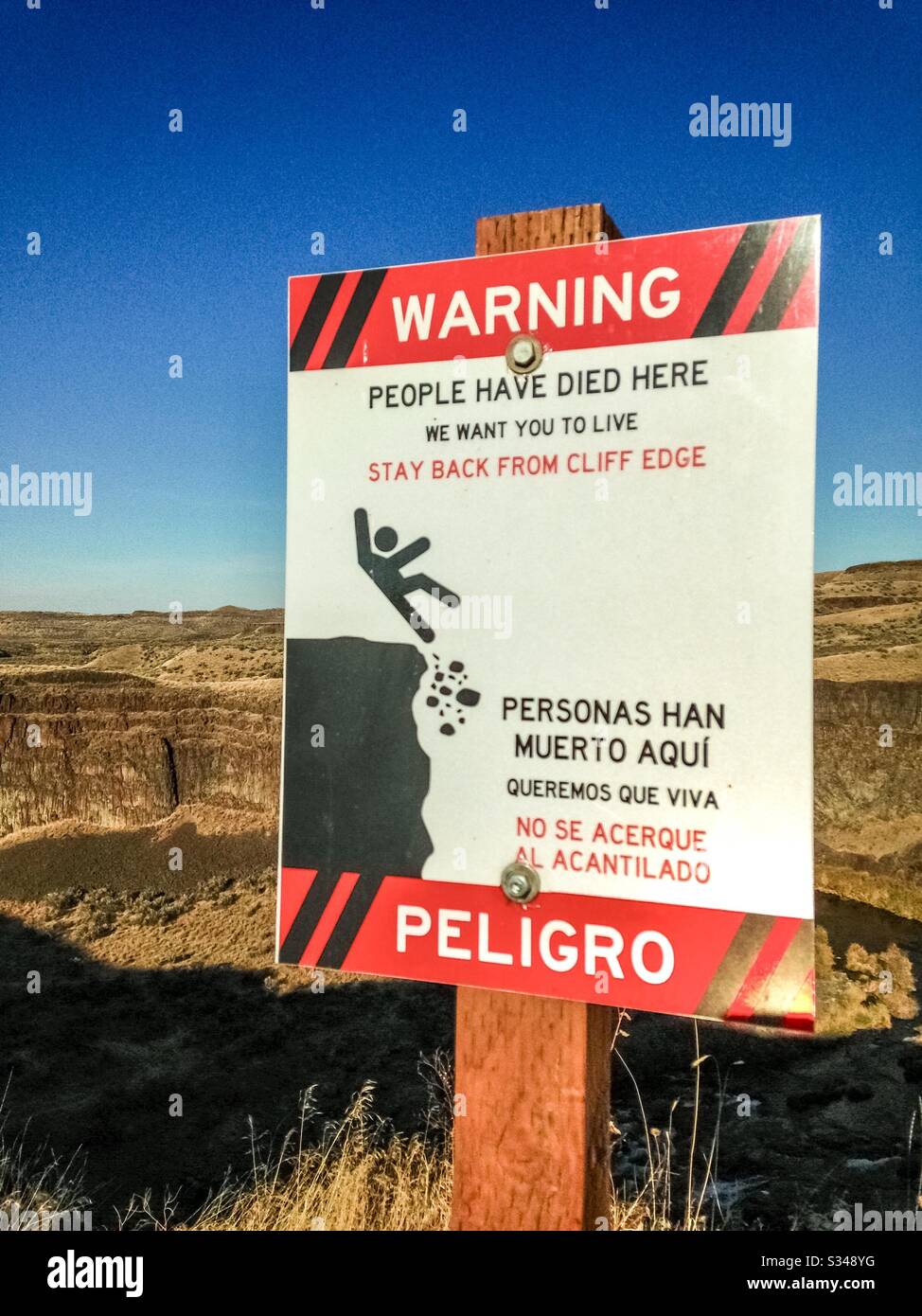 Bilingual warning sign at Palouse Falls, Washington Stock Photo