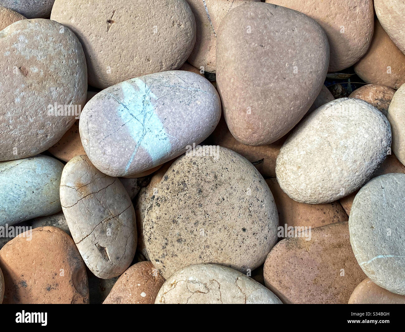 Smooth worn white rocks hi-res stock photography and images - Alamy