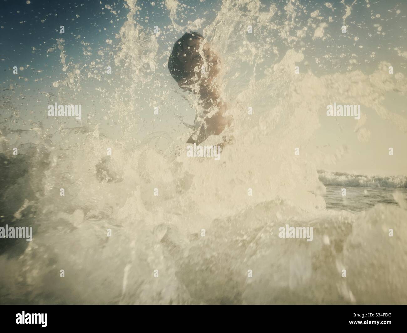 Child playing at the sea hi-res stock photography and images - Alamy