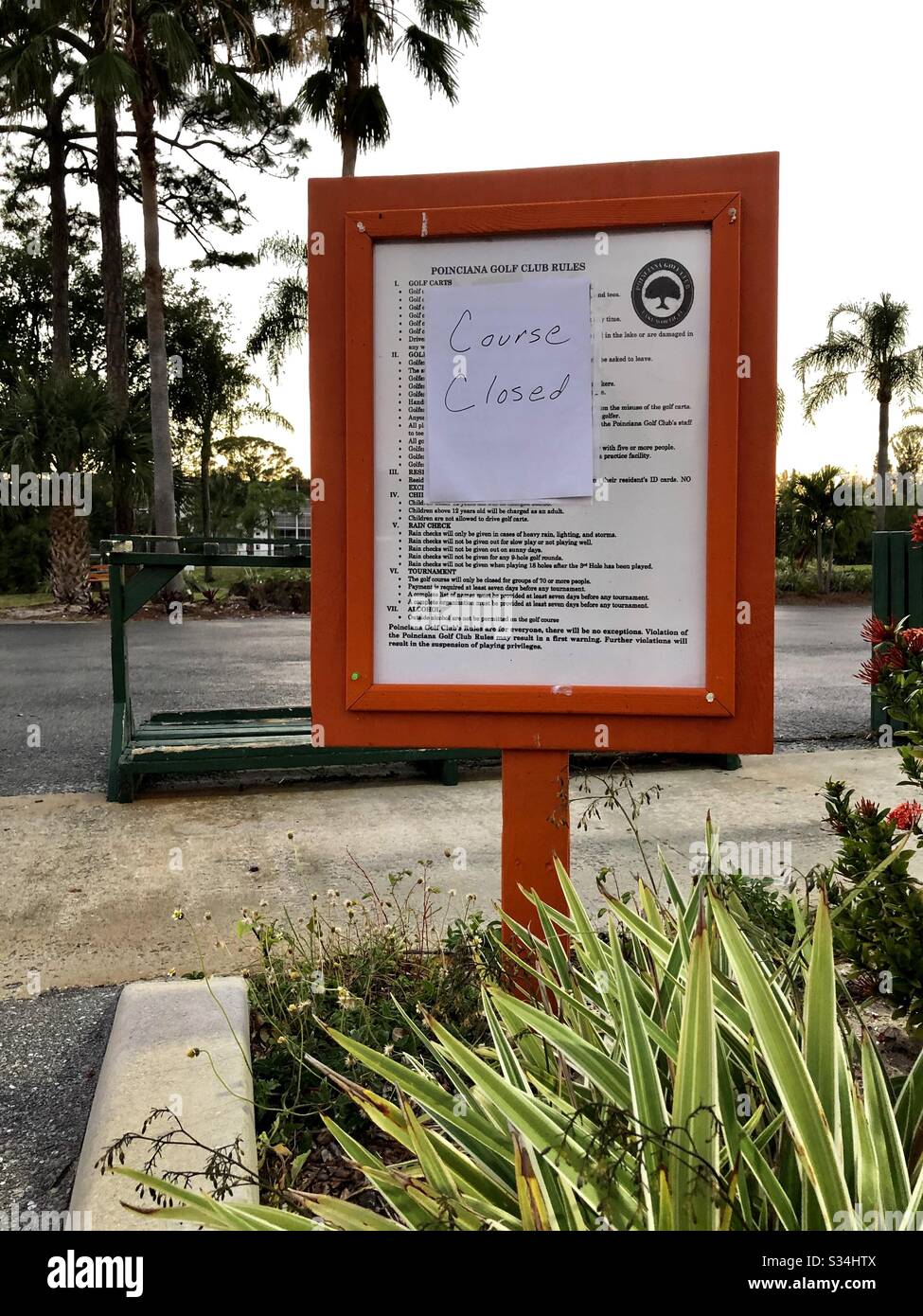 Sign that reads “course closed” at a golf course in Florida during the coronavirus pandemic, March, 2020 - Smartphone Captured Stock Image