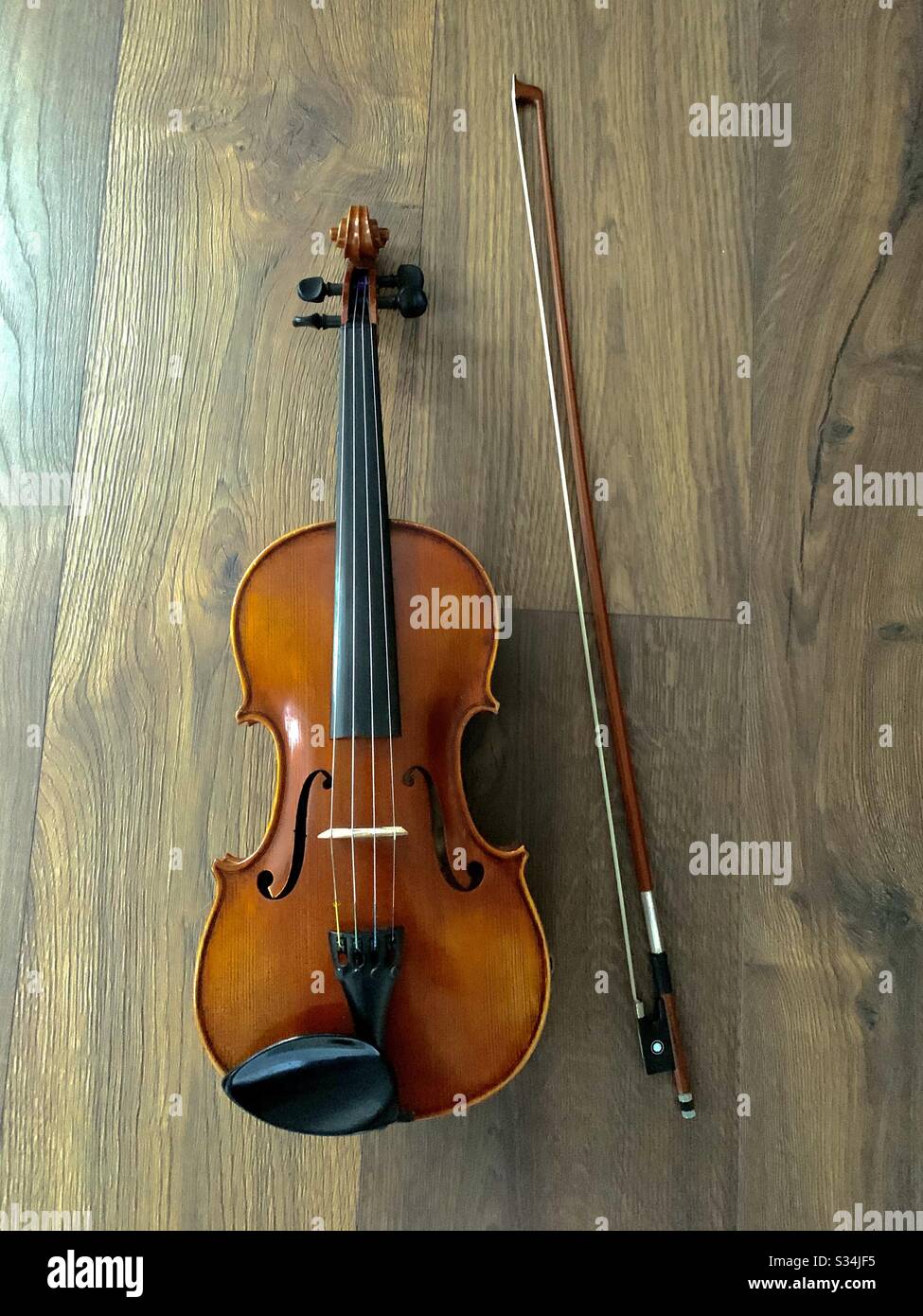 Violin and bow Stock Photo - Alamy