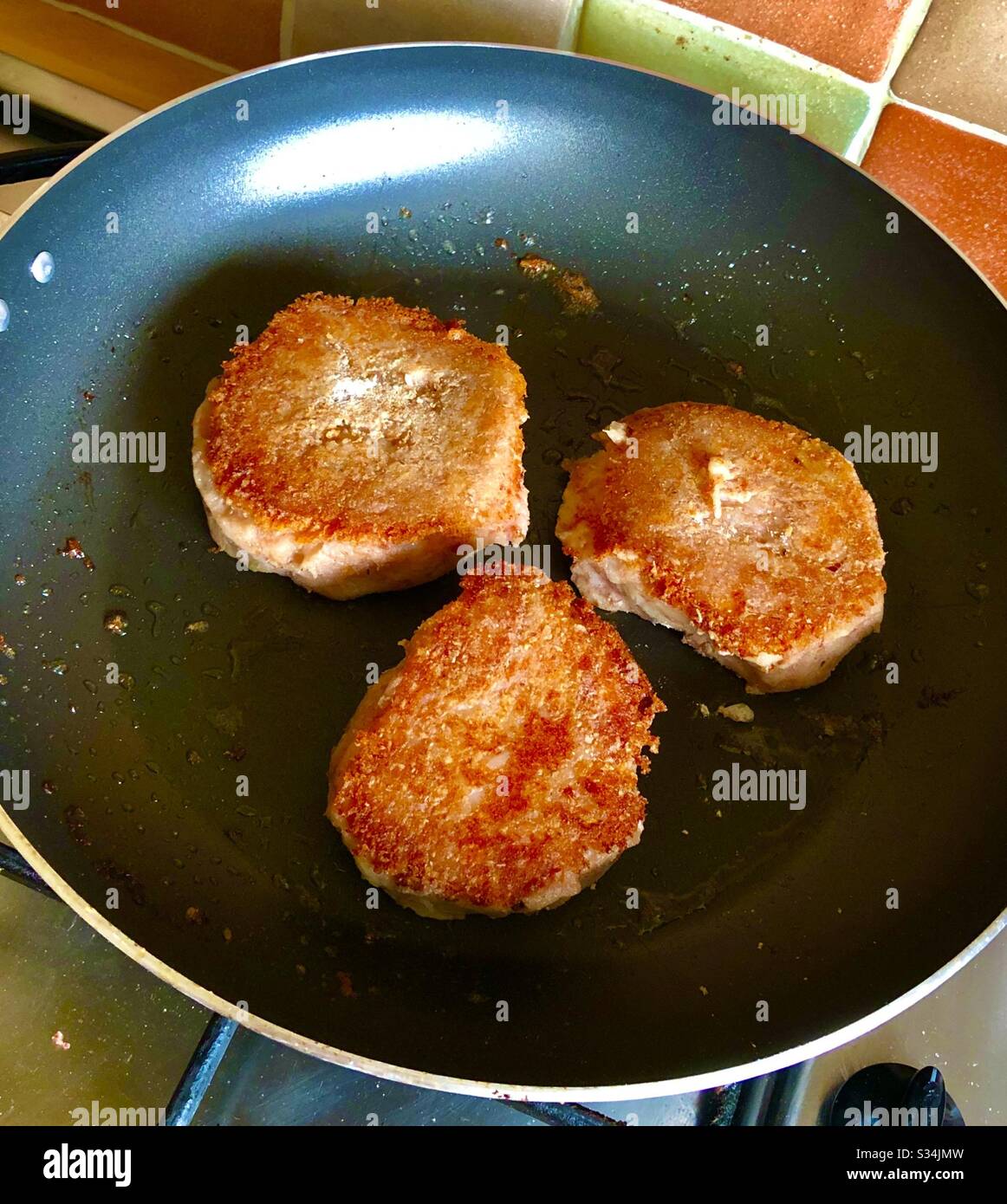 Corned beef crisp bakes in frying pan Stock Photo Alamy