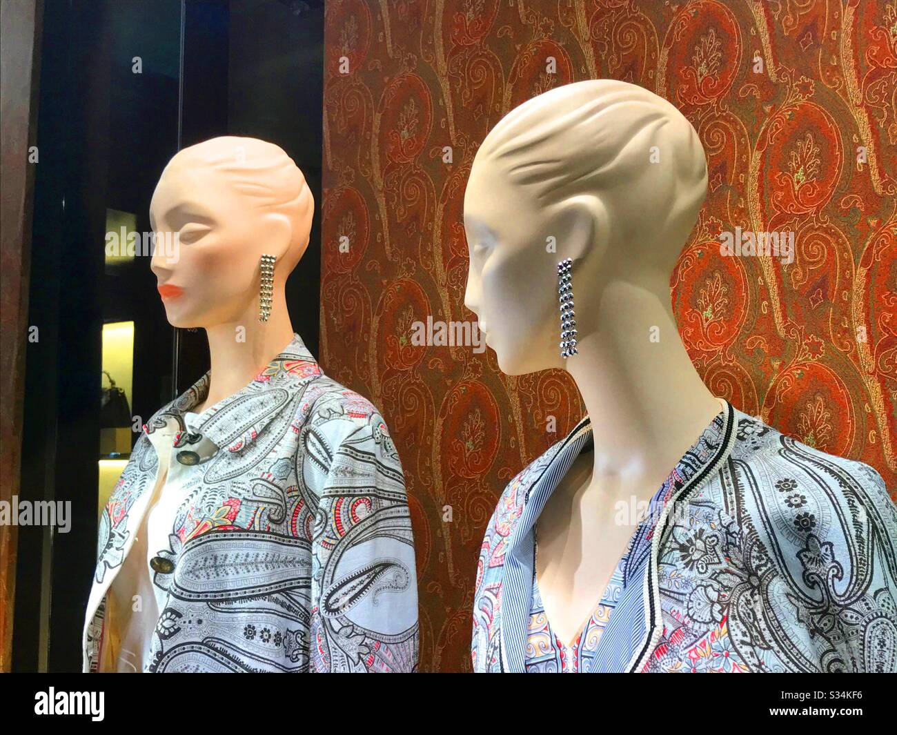 Two mannequins in a shop window Stock Photo - Alamy