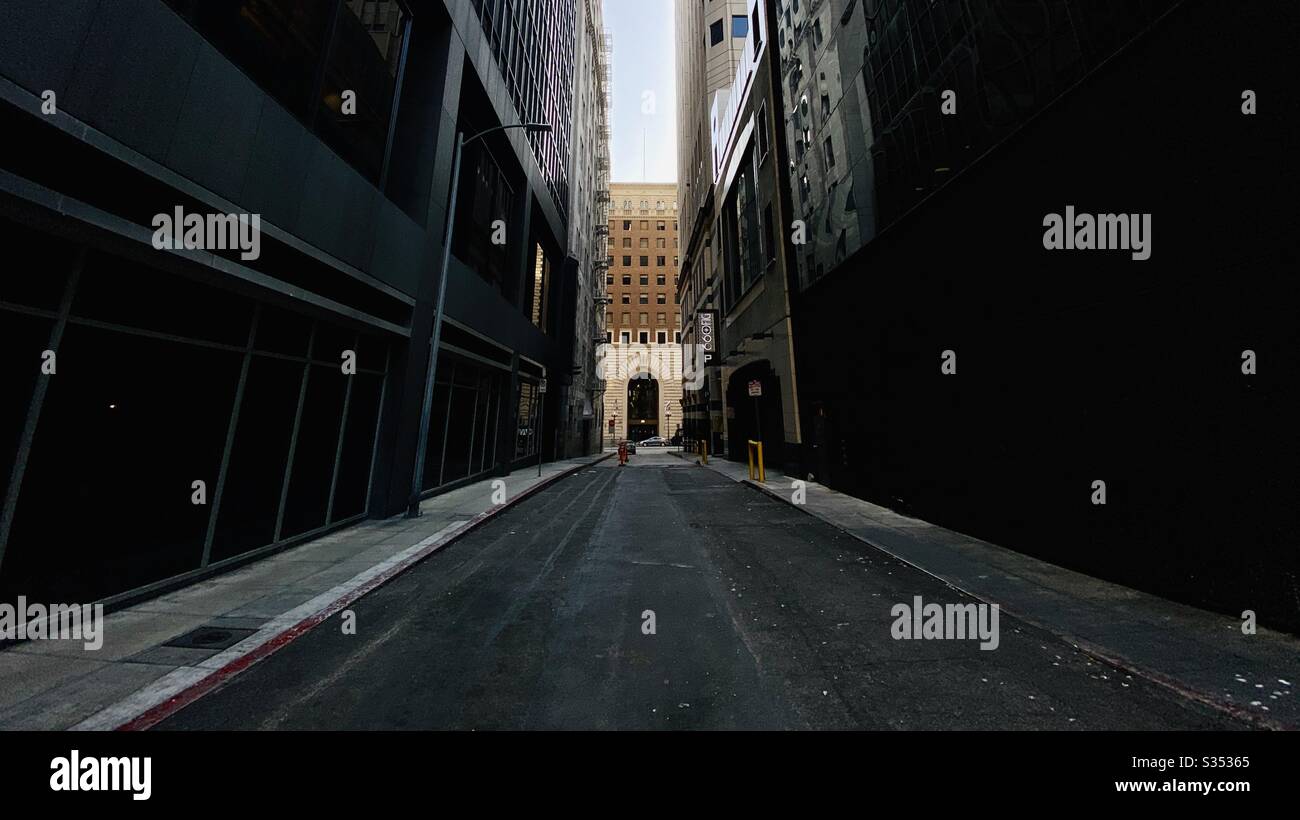 Dark Alleyway High Resolution Stock Photography And Images Alamy