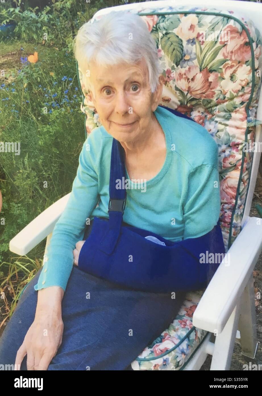Woman wearing sling hi-res stock photography and images - Alamy
