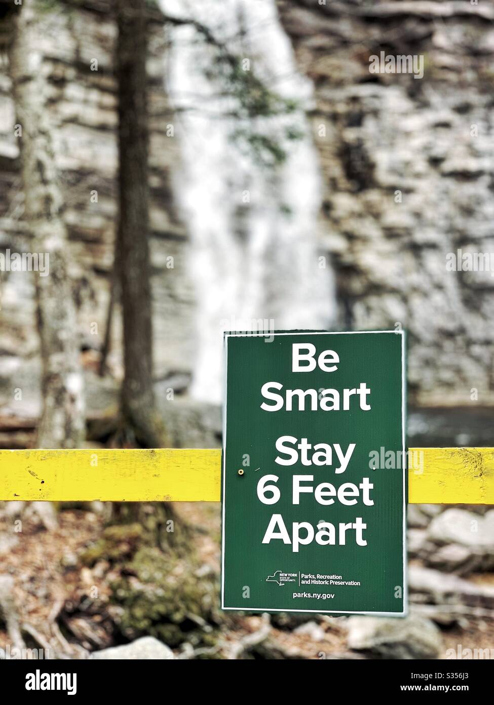 Be safe stay 6 feet apart sign in park Stock Photo