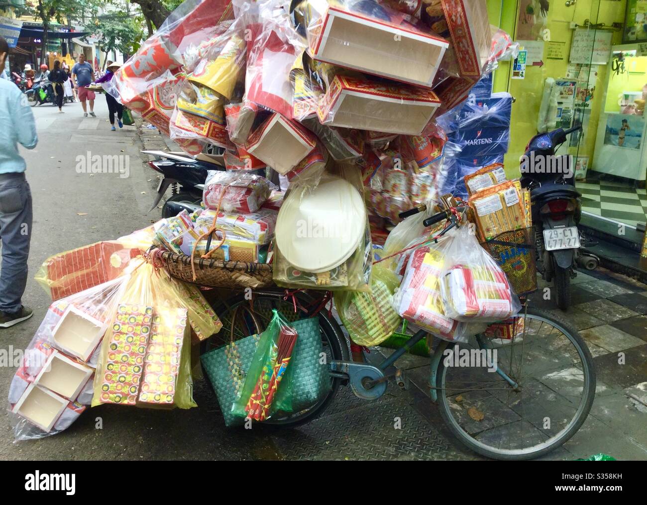 Fully loaded bicycle, old quarter, Hanoi Stock Photo