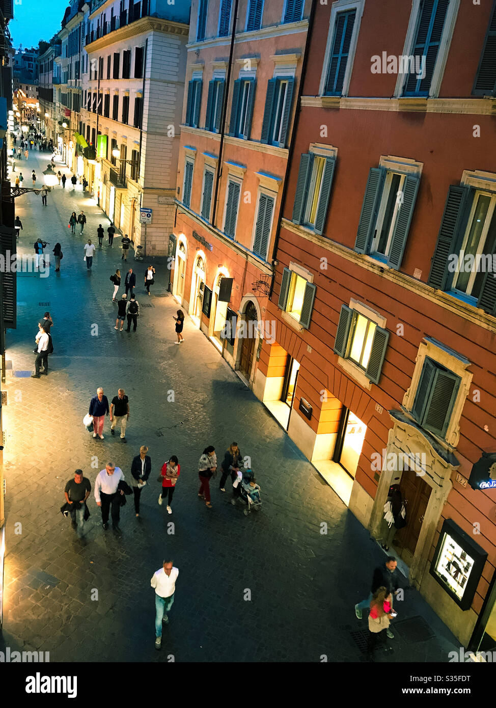 Shopping street rome hi-res stock photography and images - Page 2 - Alamy
