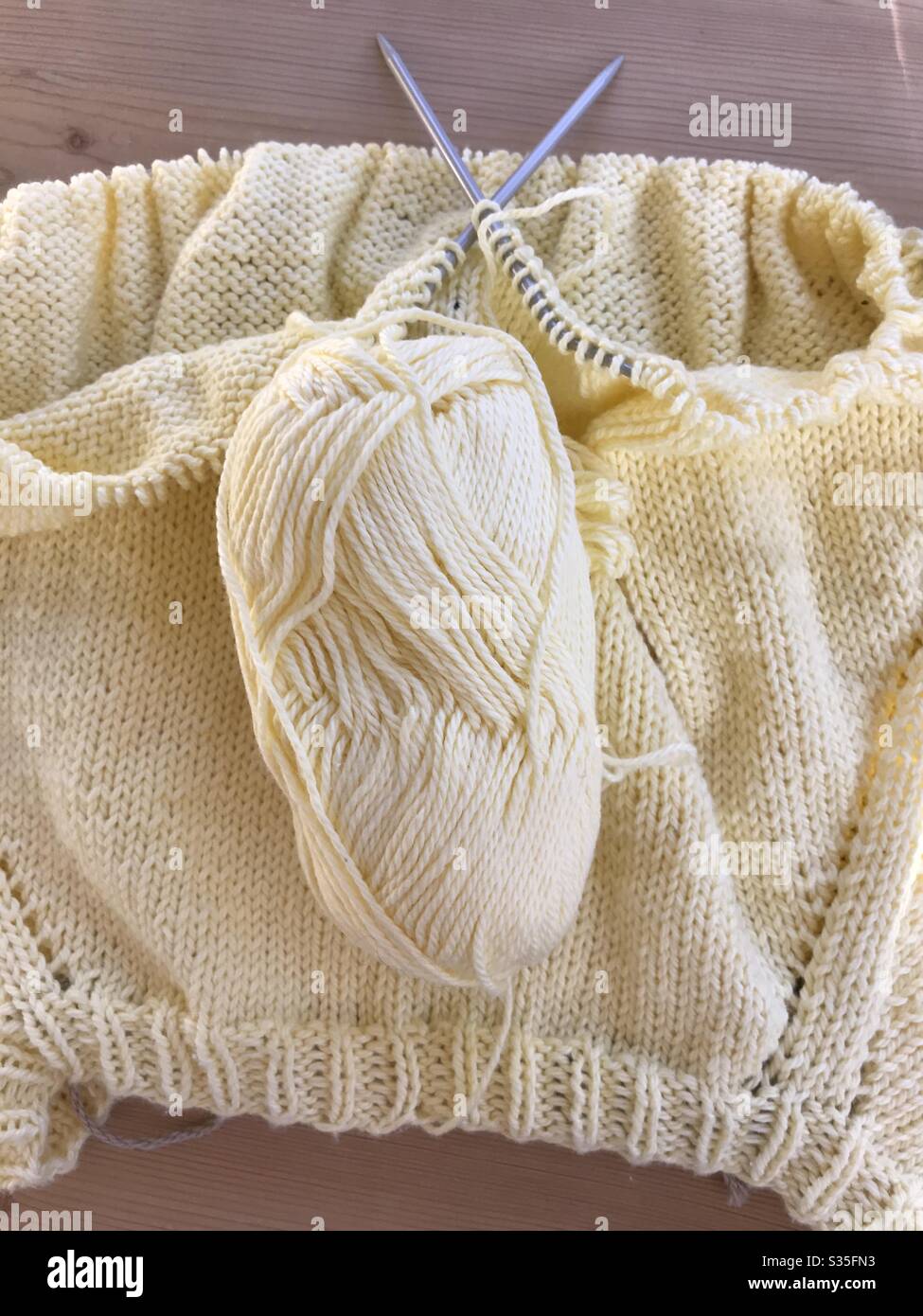 Knitting crafts hi-res stock photography and images - Alamy
