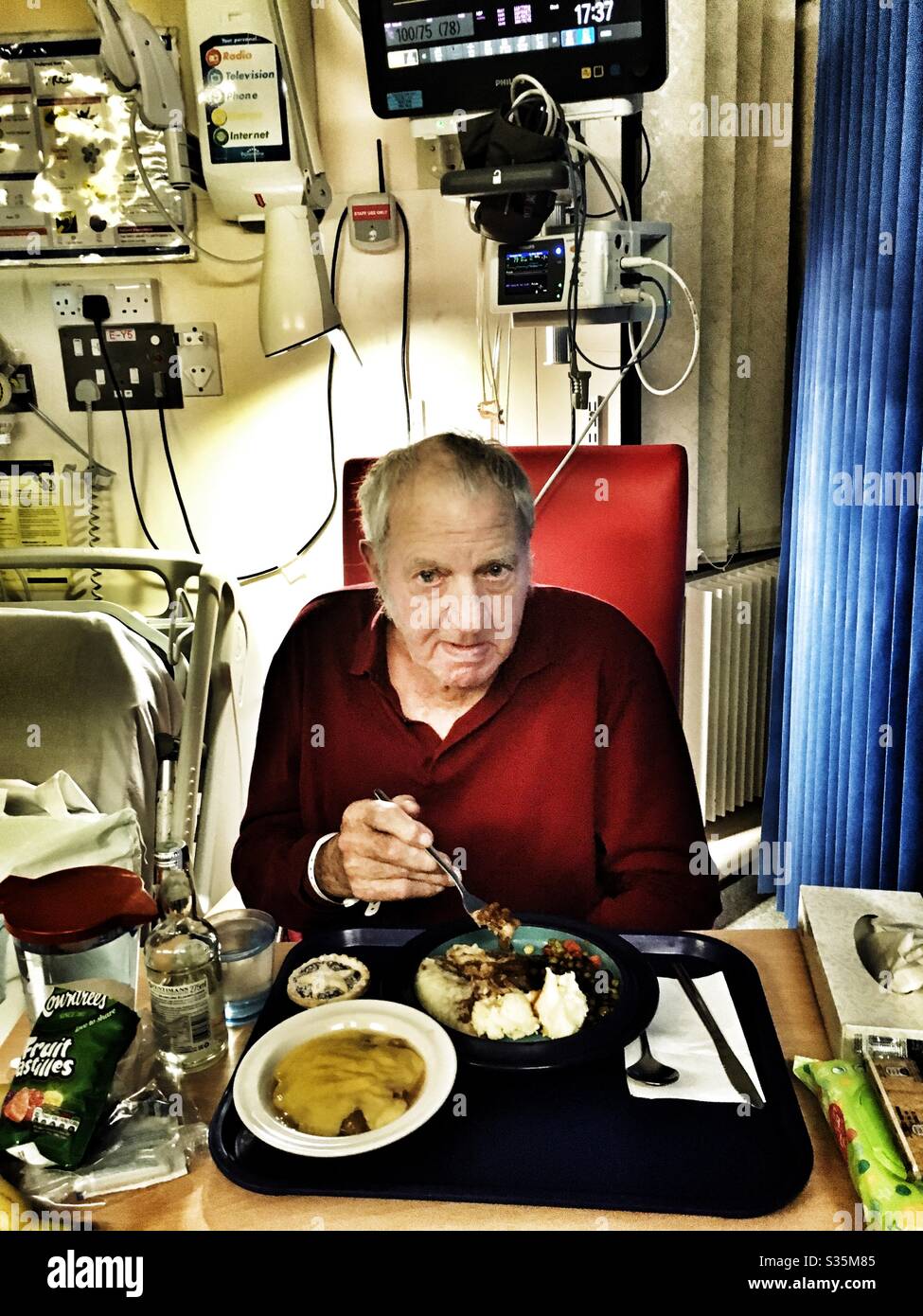 Patient eating dinner in an NHS hospital - Smartphone Captured Stock Image