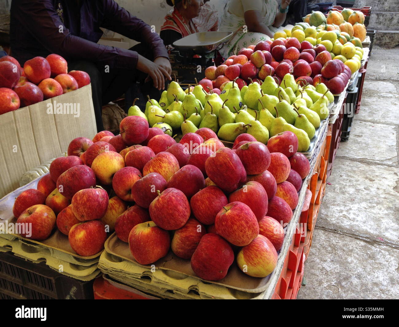 Fresh Fruits In Fruits Market Pune India S35MMH 