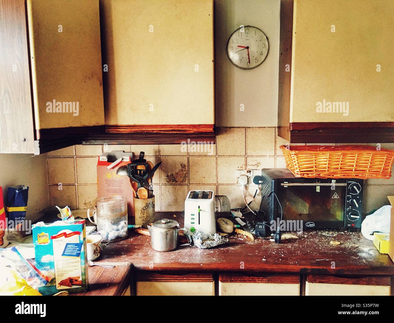Dirty kitchen Stock Photo - Alamy