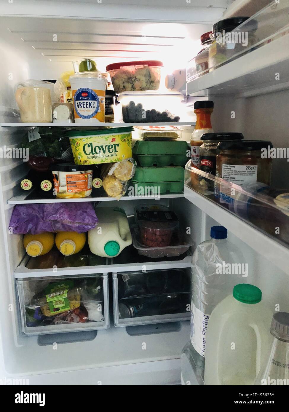 Packed fridge hi-res stock photography and images - Alamy