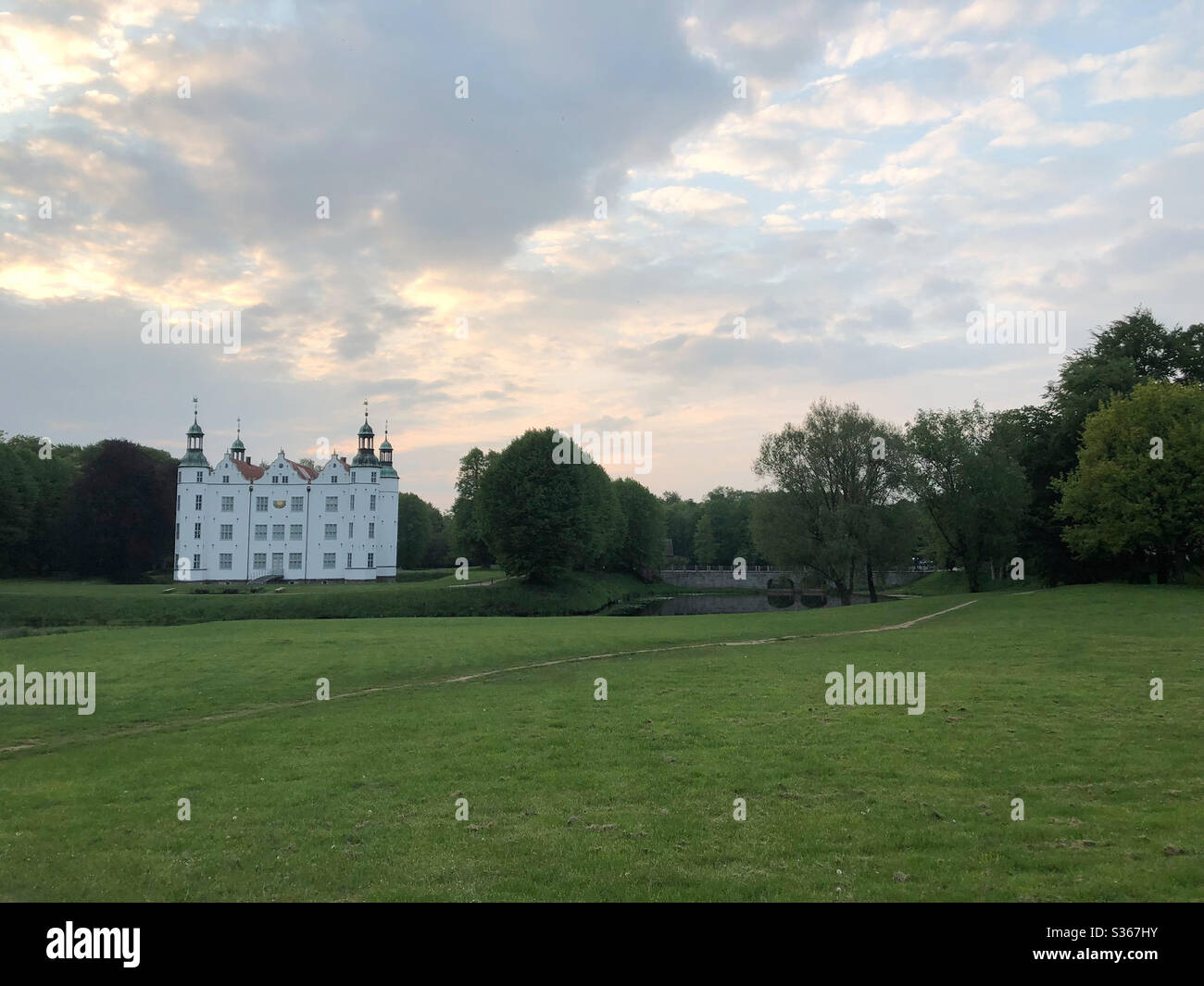 Panorama Aufnahme von einem Park mit dem Schloss Ahrensburg im Hintergrund Stock Photo